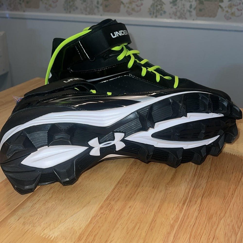 Under Armor Cleats, Non Replaceable Grips, Size 1… - image 2
